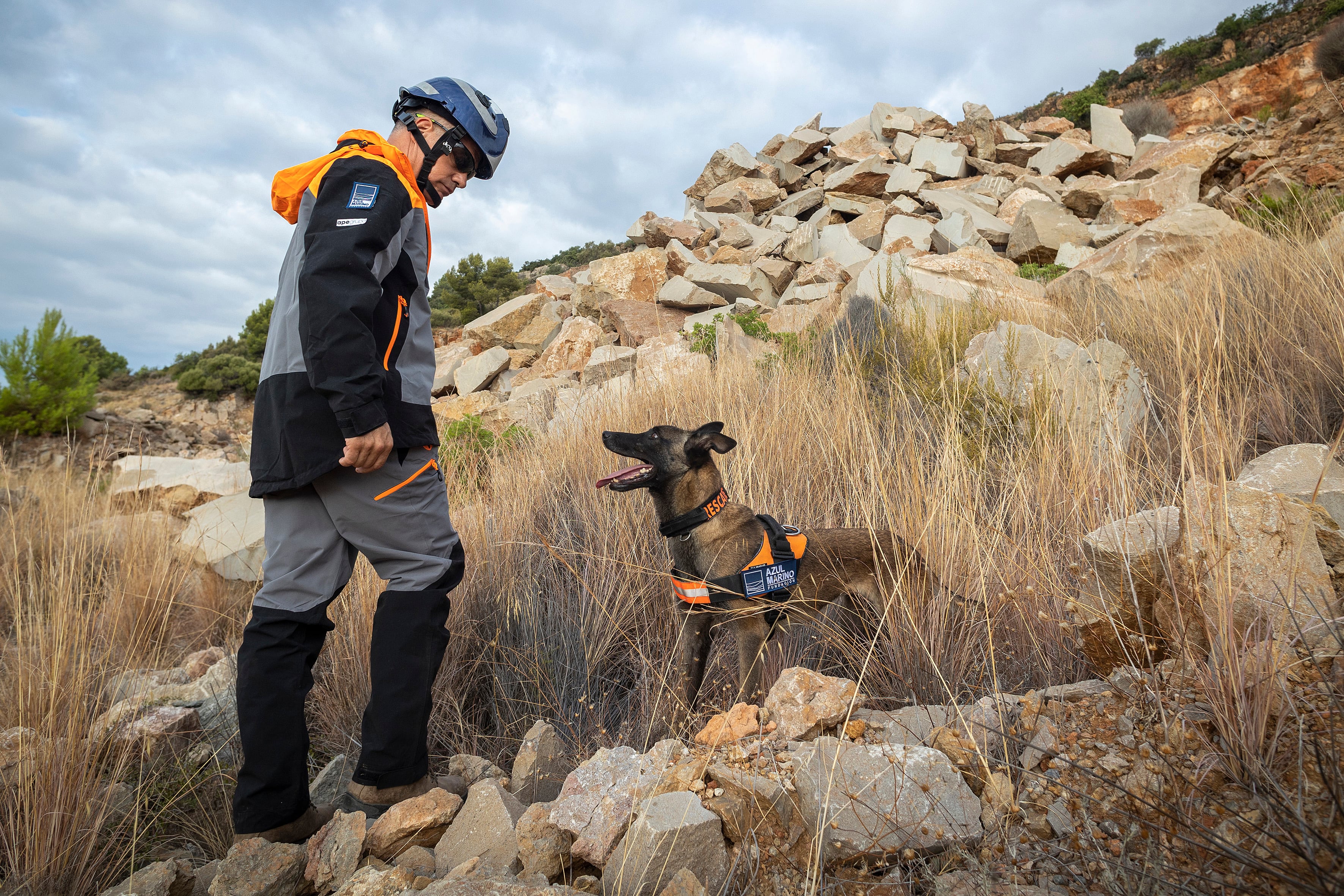 GRAFCVA8585. CASTELLÓN DE LA PLANA, 24/09/2022.- Luís Caracena miembro de la Unidad Canida de Búsqueda y Rescate de Castellón con la perra Gass, uno de los animales con los que van a viajar a Ucrania para dar formación a los servicios estatales de emergencia del país, en pleno conflicto bélico, y ayudarles así a mejorar la búsqueda de personas que podrían estar sepultadas en edificios y casas derrumbadas a causa del fuego ruso.EFE/ Domenech Castelló