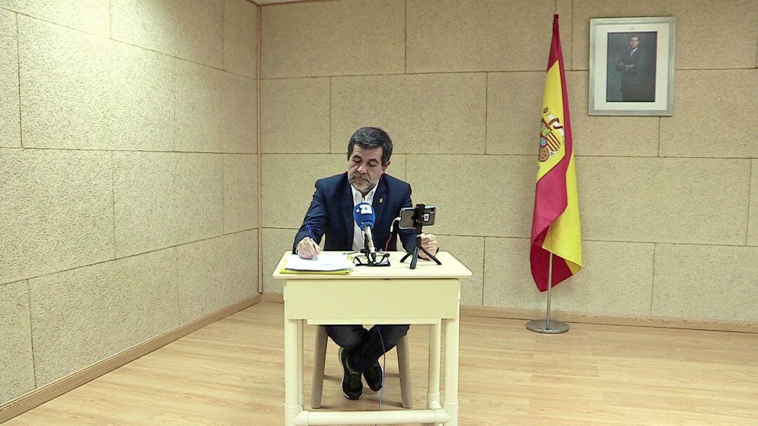 Jordi Sanchez, durante la rueda de prensa que ha mantenido hoy desde la prisión de Soto del Real, donde se encuentra recluido.