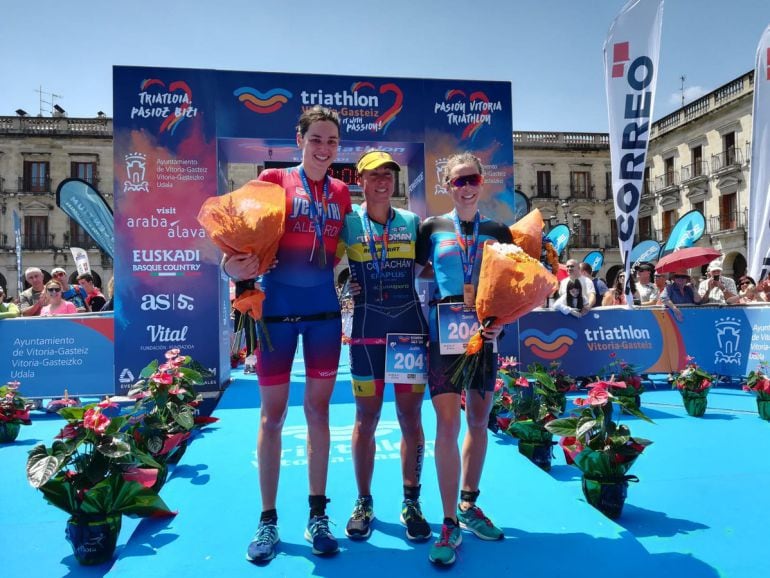 Podio femenino del Half en línea de meta.