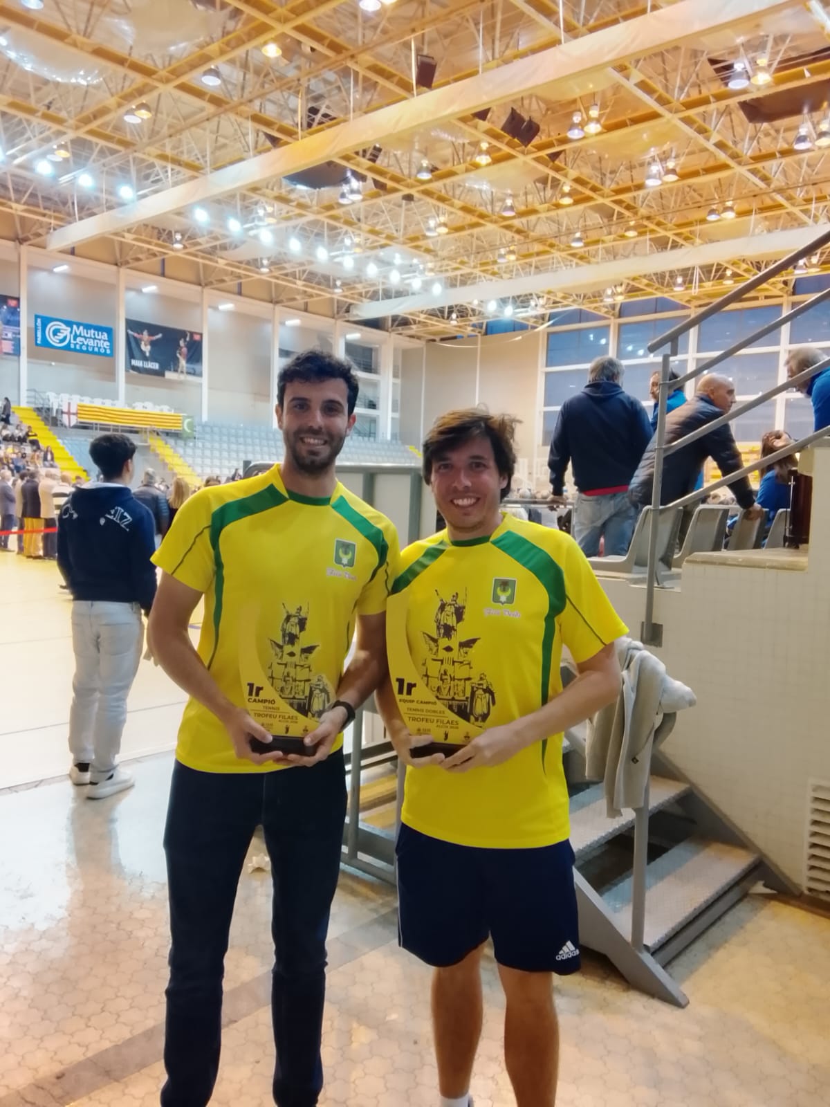 Carlos Ferre y Jaime Miró con los trofeos de ganadores de dobles
