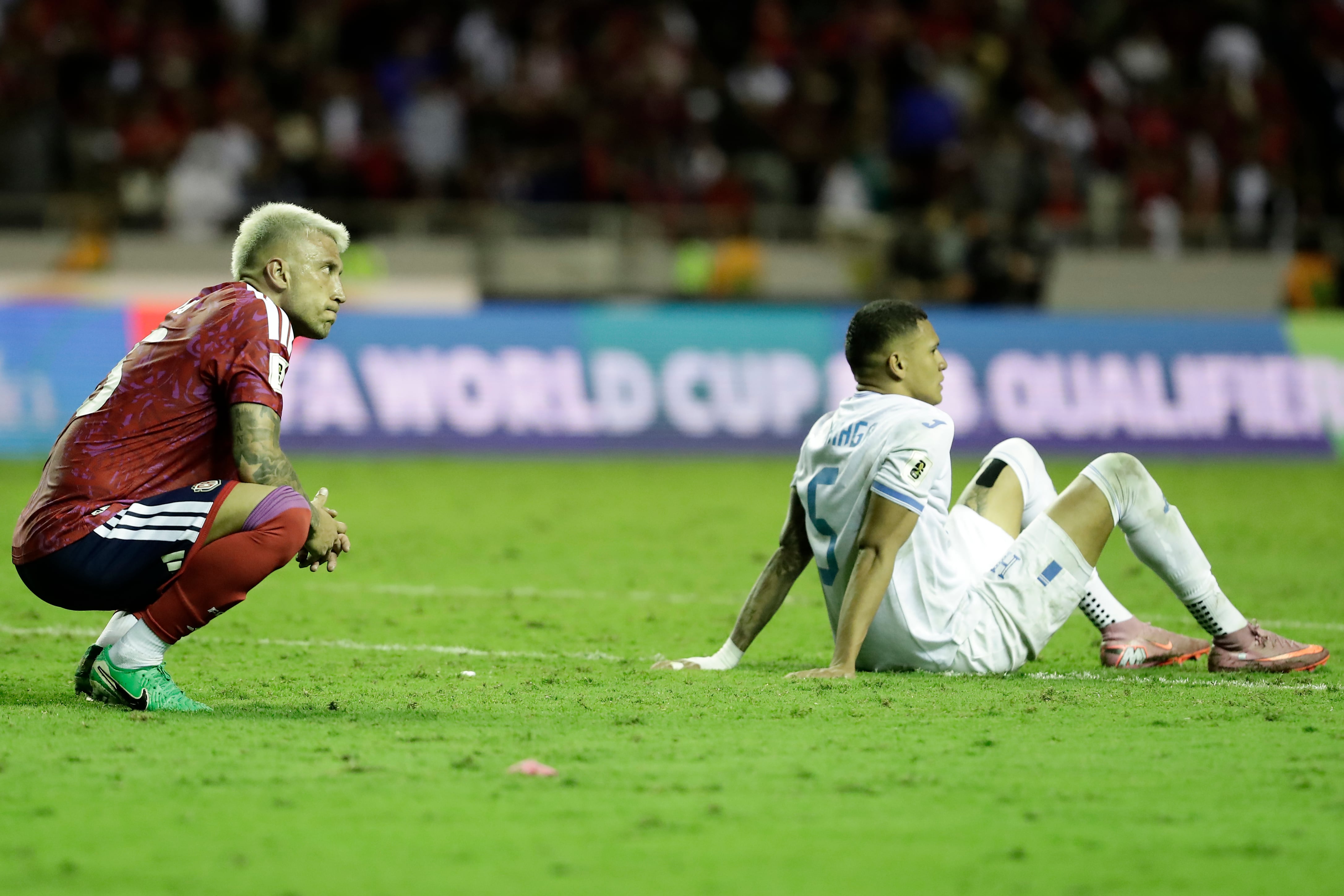 Francisco Calvo de Costa Rica se lamenta junto a Kervin Arriaga de Honduras, en un partido por las eliminatorias de Concacaf al Mundial 2026 entre Costa Rica y Honduras en el Estadio Nacional en San José (Costa Rica). EFE/ ??Jeffrey Arguedas