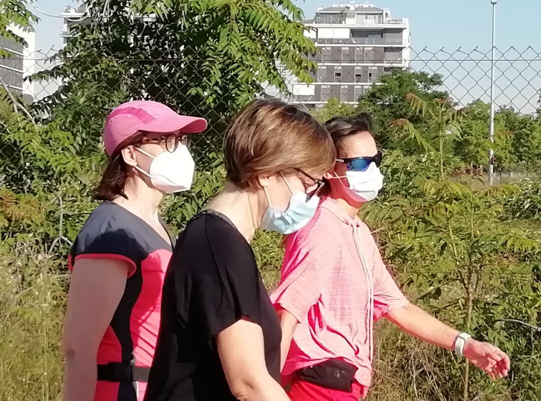 Mujeres con mascarillas en Castelló