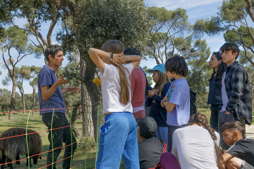 Julia, pastora de la Cooperativa Los Apisquillos, con un grupo de chavales