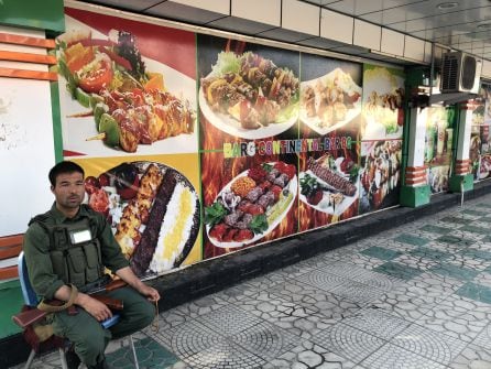 Un guardia de seguridad vigila un restaurante