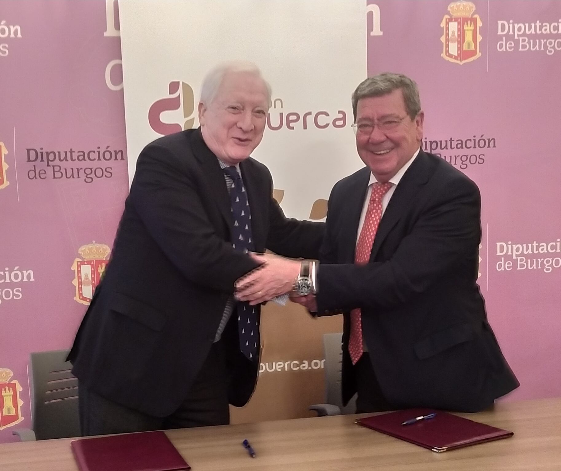 El presidente de la Diputación de Burgos, César Rico (dcha) y el presidente de la Fundación Atapuerca, Méndez Pozo