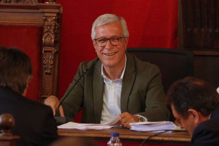 El alcalde de Tarragona, Josep Fèlix Ballesteros, durante un pleno municipal