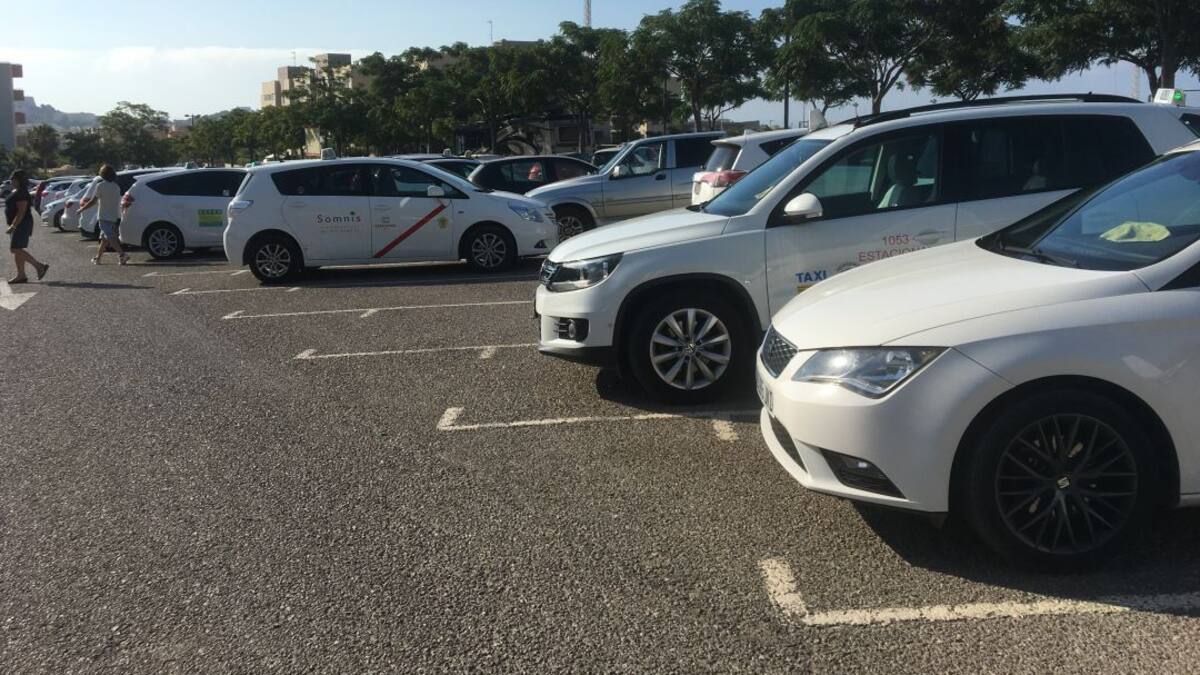 El sector del taxi en Ibiza "pincha" en abril con una caída de ingresos de hasta el 60%