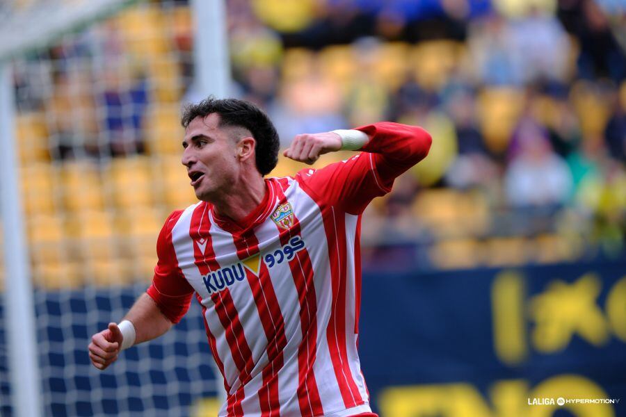 El Almería se faja en ataque y descuida la defensa en los partidos.