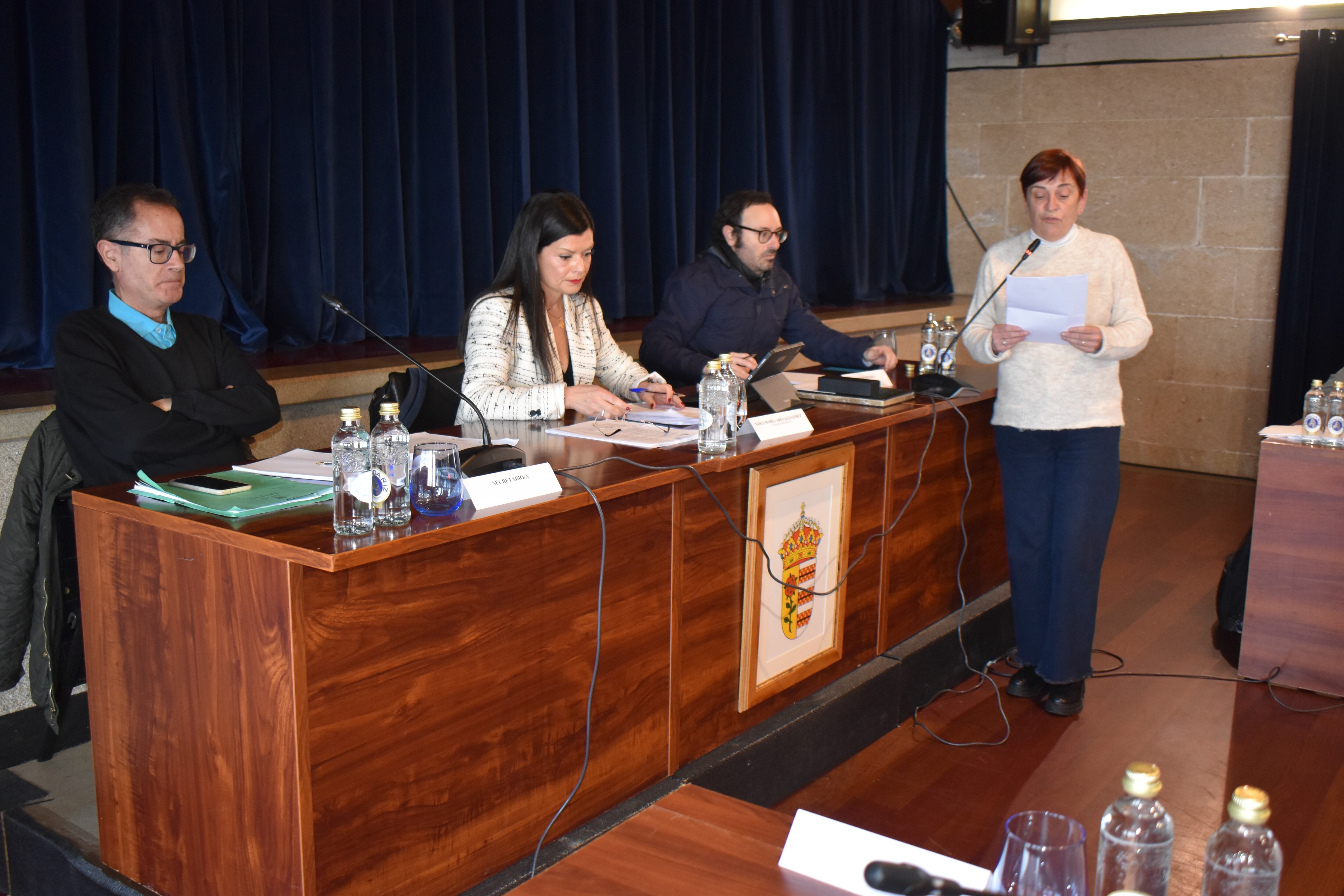 Amalia Collazo (derecha), leyendo la moción impulsada por la Plataforma DefendeMos en el pleno de Mos