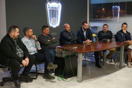 Imagen de la dimitida directiva del C. D. Eldense