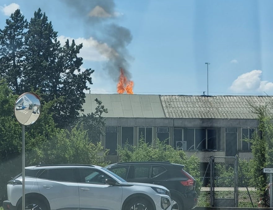 Se incendia una chimenea en la nave de Siro de Venta de Baños