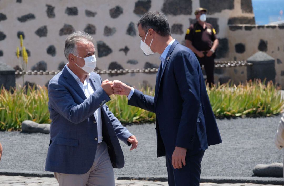 El presidente del Gobierno de España, Pedro Sánchez, se ha reunido este miércoles en Lanzarote con el presidente canario, Ángel Víctor Torres.