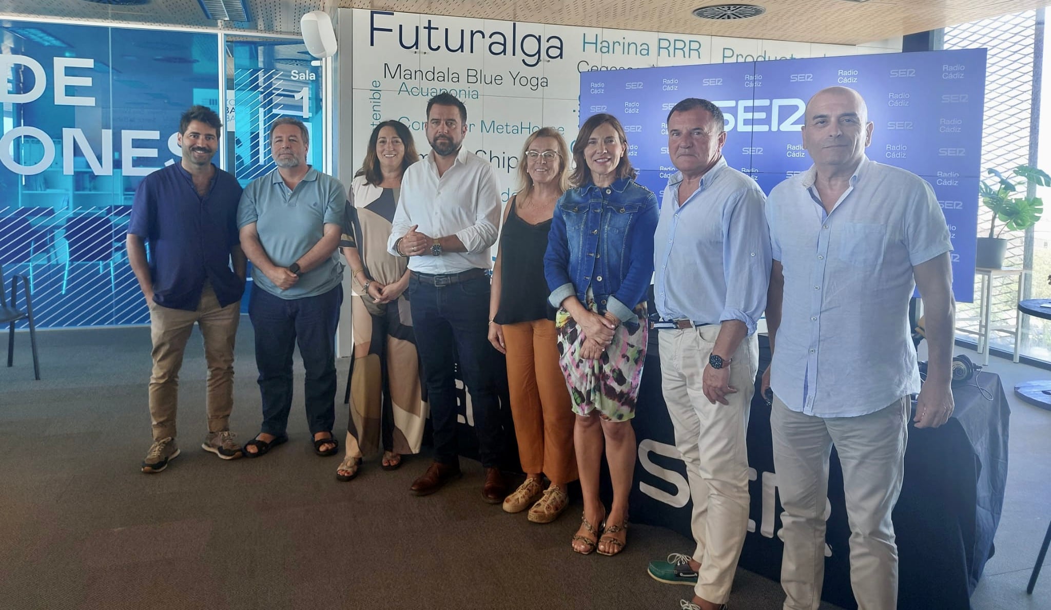 Paco Benitez (CCOO), Pedro Marmolejo (Comité Airbus), Lourdes Acosta (SER), Carmen Boy (CCOO), Fran González (Zona Franca), Inmaculada Ortega (CCOO) y el equipo de Hoy por Hoy