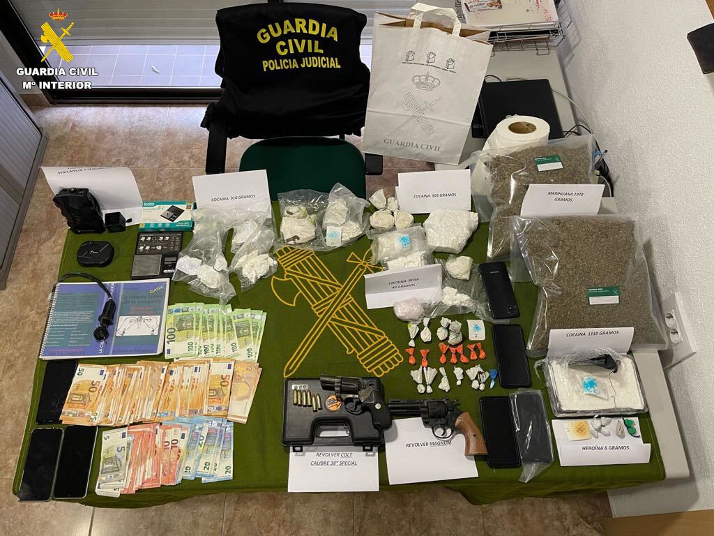 La Guardia Civil ha desarticulado a un grupo de atracadores violento y muy activo en la provincia de Valencia que, además, realizaba actividades de tráfico de drogas.