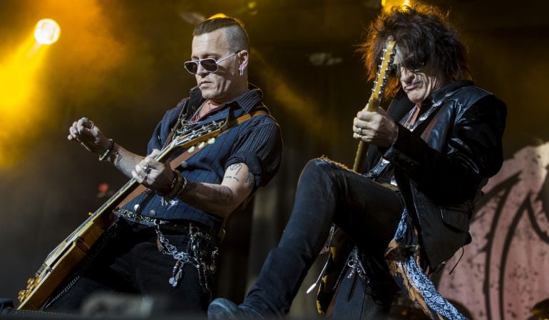 Johnny Depp toca con su grupo de rock, The Hollywood Vampires, en Suecia.