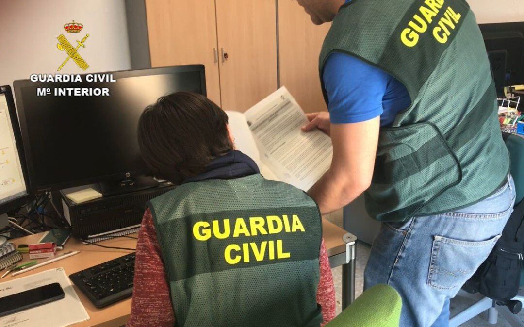 Dos agentes de la guardia civil