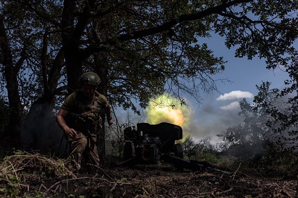 Un soldado ucraniano abre fuego contra posiciones del ejército ruso en los alrededores de Bajmut