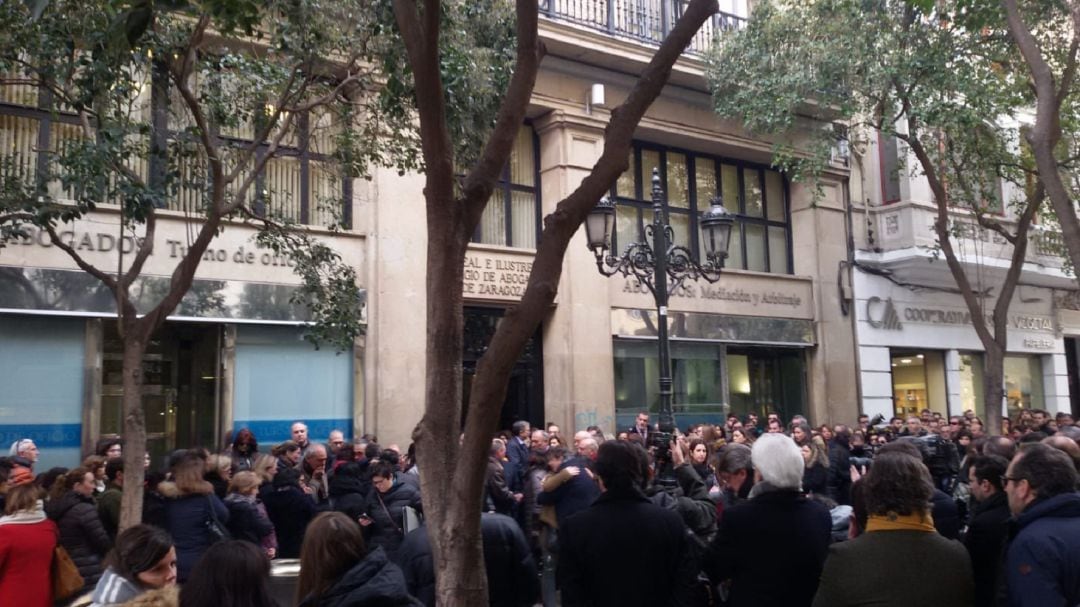 Concentración en la sede del Colegio de Abogados de Zaragoza, en la calle Don Jaime 