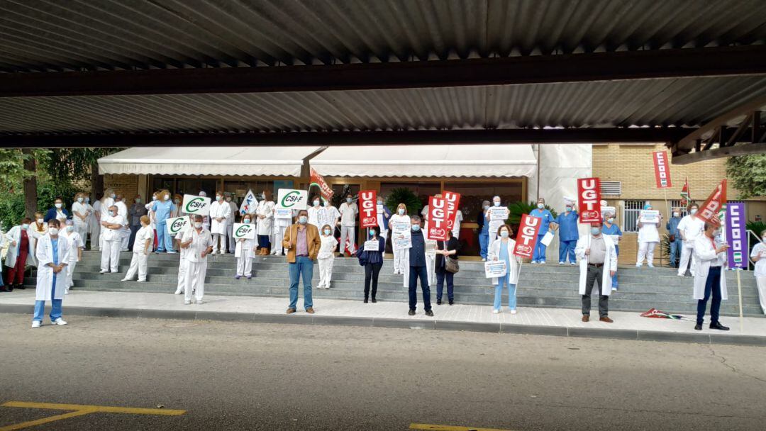 Concentración, esta mañana, en las puertas del Hospital de San Agustín de Linares