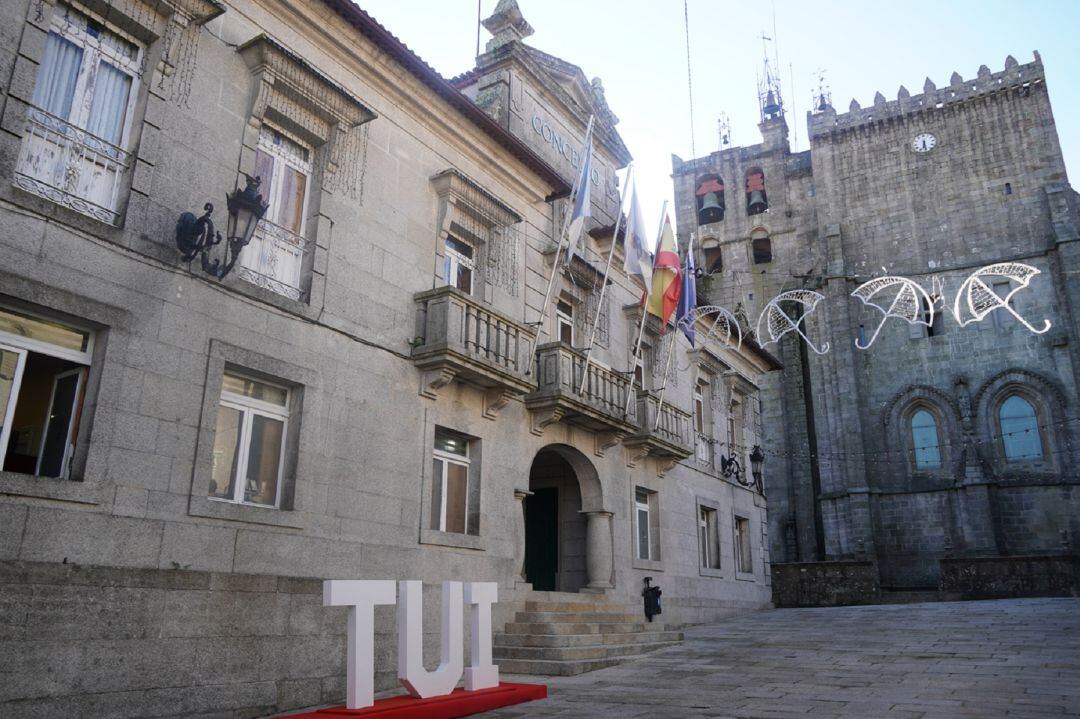 Entrada principal del Concello de Tui con la decoración navideña.