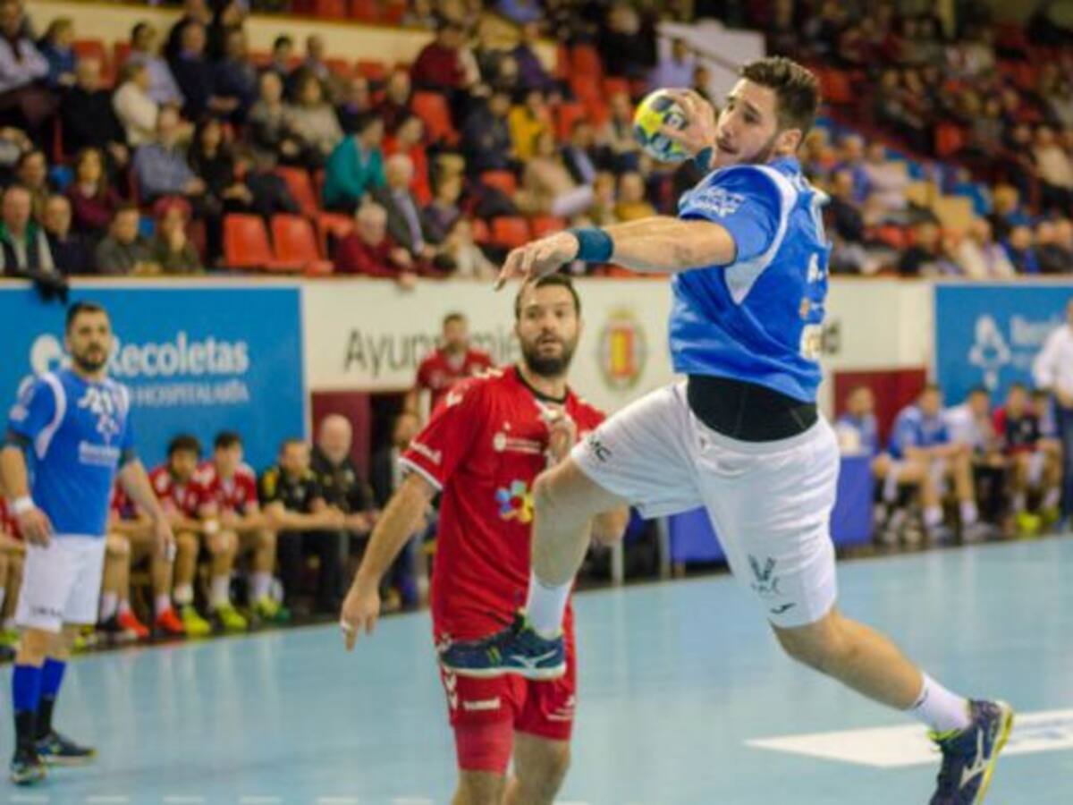 El Atlético da un gran paso hacia la Copa ganando a Alcobendas 33-22