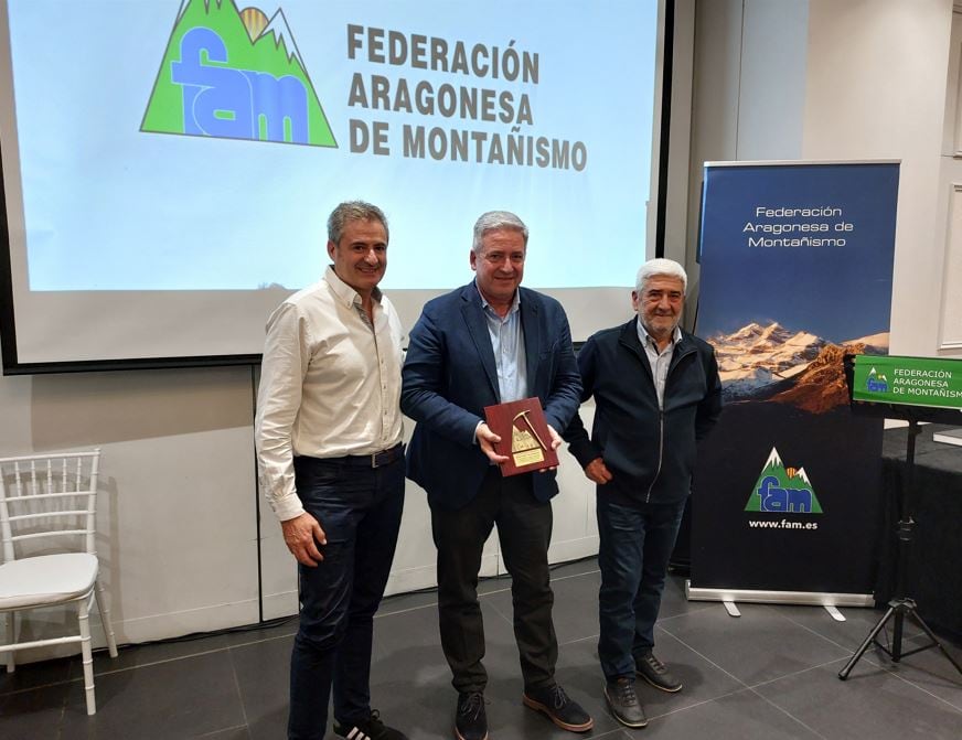 Antonio Gericó y Manolo Bara entregaron el premio a Radio Huesca que recogió Enrique Mored