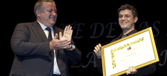 Alejandro Sanz tras recibir del alcalde de La Unión, Francisco Bernabé, el Castillete de Oro