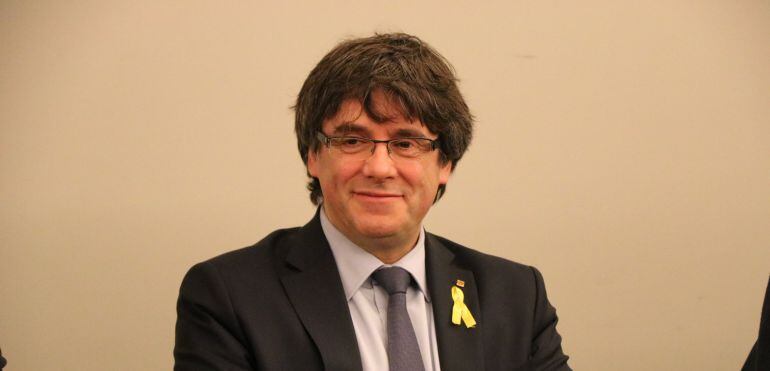Pla mig de Carles Puigdemont durant la reunió del grup parlamentari de Junts per Catalunya a l'Hotel Marivaux de Brussel·les