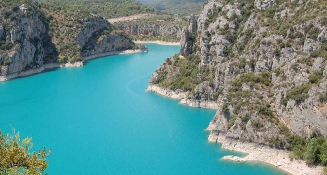 El salto se realizó en el embalse de El Grado, en la imagen de archivo