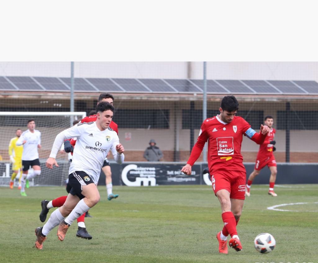 Álvaro Casas, con el balón, en un lance del partido de Castañares ante el Burgos Promesas