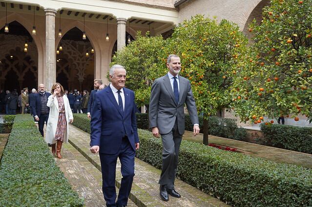 El rey Felipe VI y el presidente de las Cortes, Javier Sada en el Palacio de la Aljafería