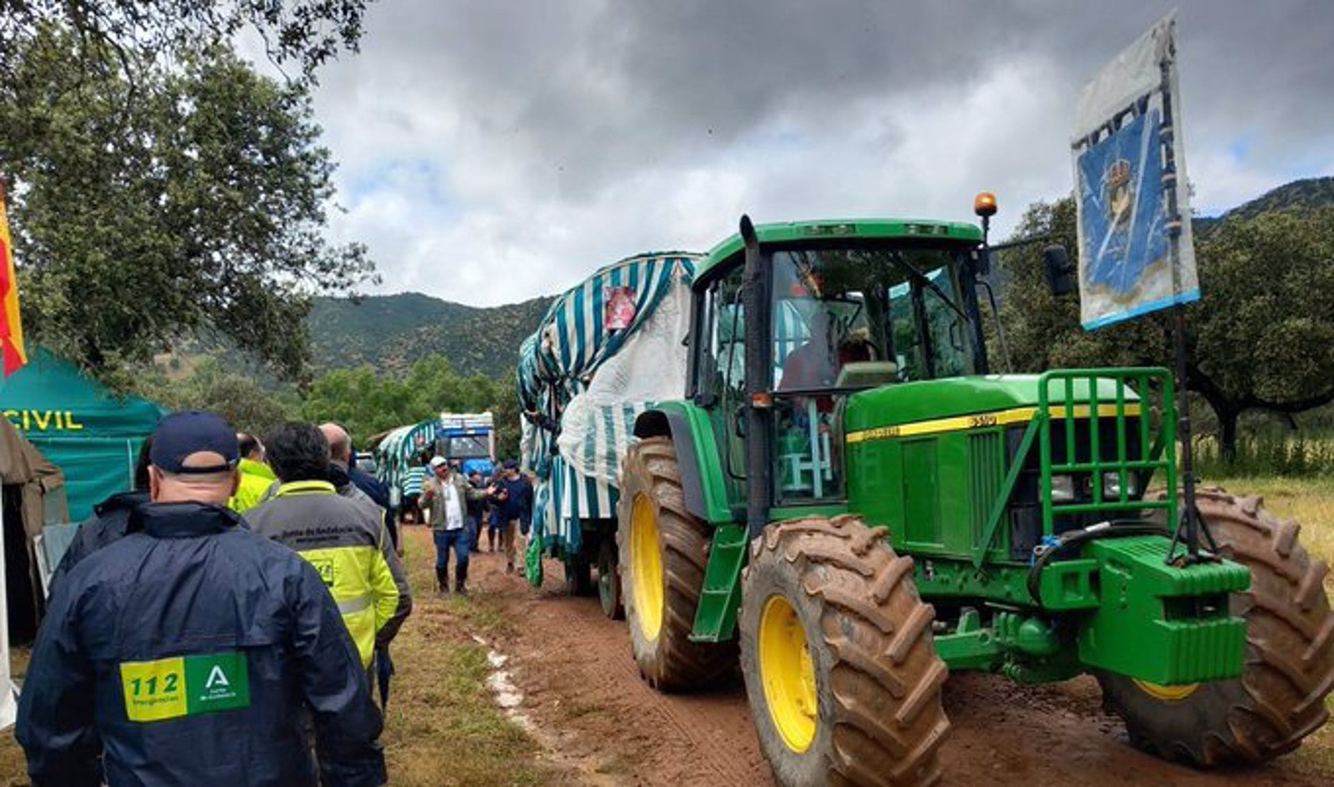 Efectivos de emergencias observan el paso de carretas en la Romería de la Virgen de la Cabeza de Andújar