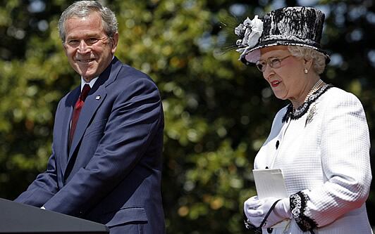 AMIGOS. El presidente de EEUU, George W. Bush, y la reina de Inglaterra, en la recepción en Washington.