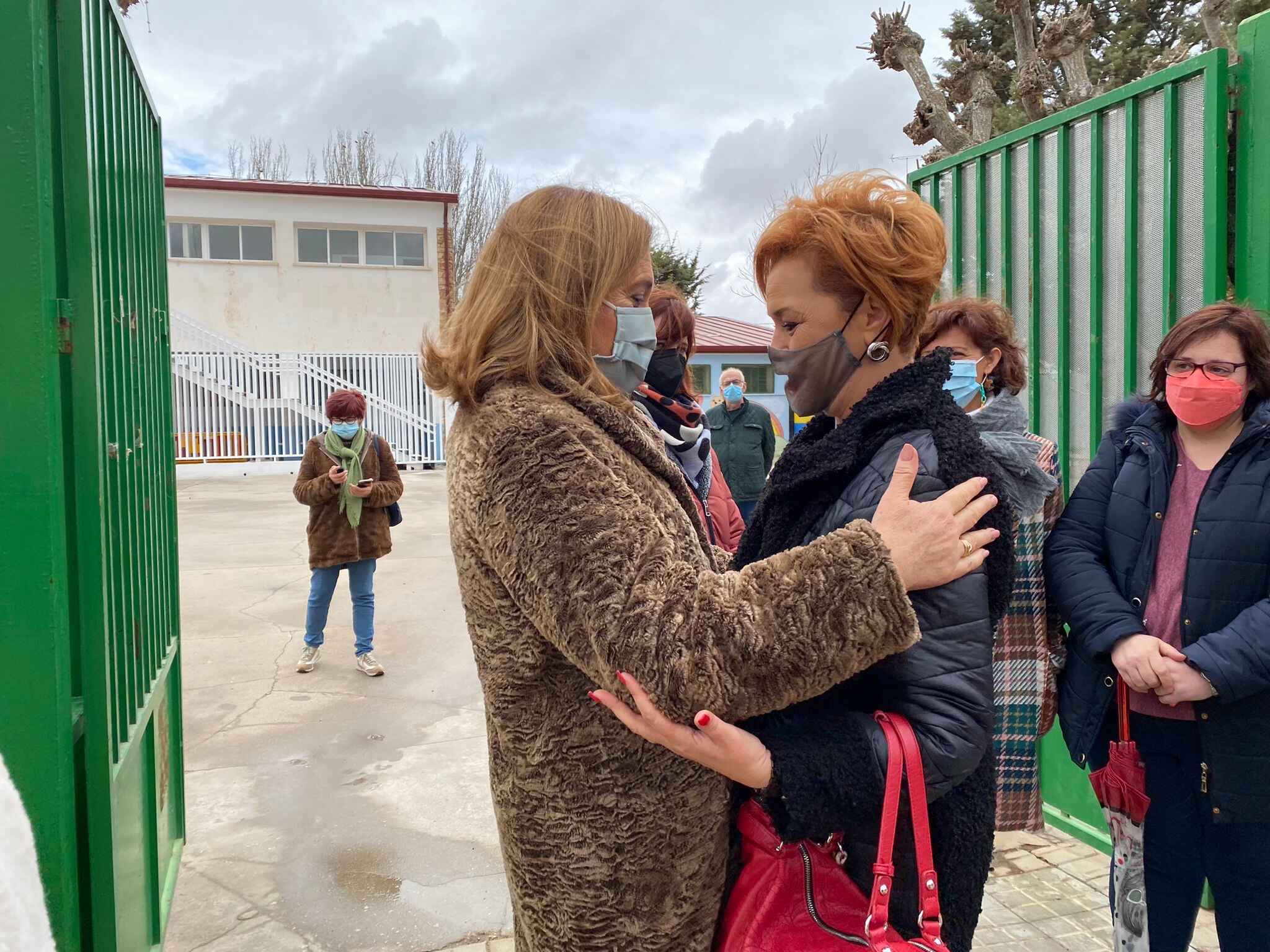Saludo entre la alcaldesa de San Clemente, Charo Sevillano, y la consejera de Educación, Rosa Ana Rodríguez
