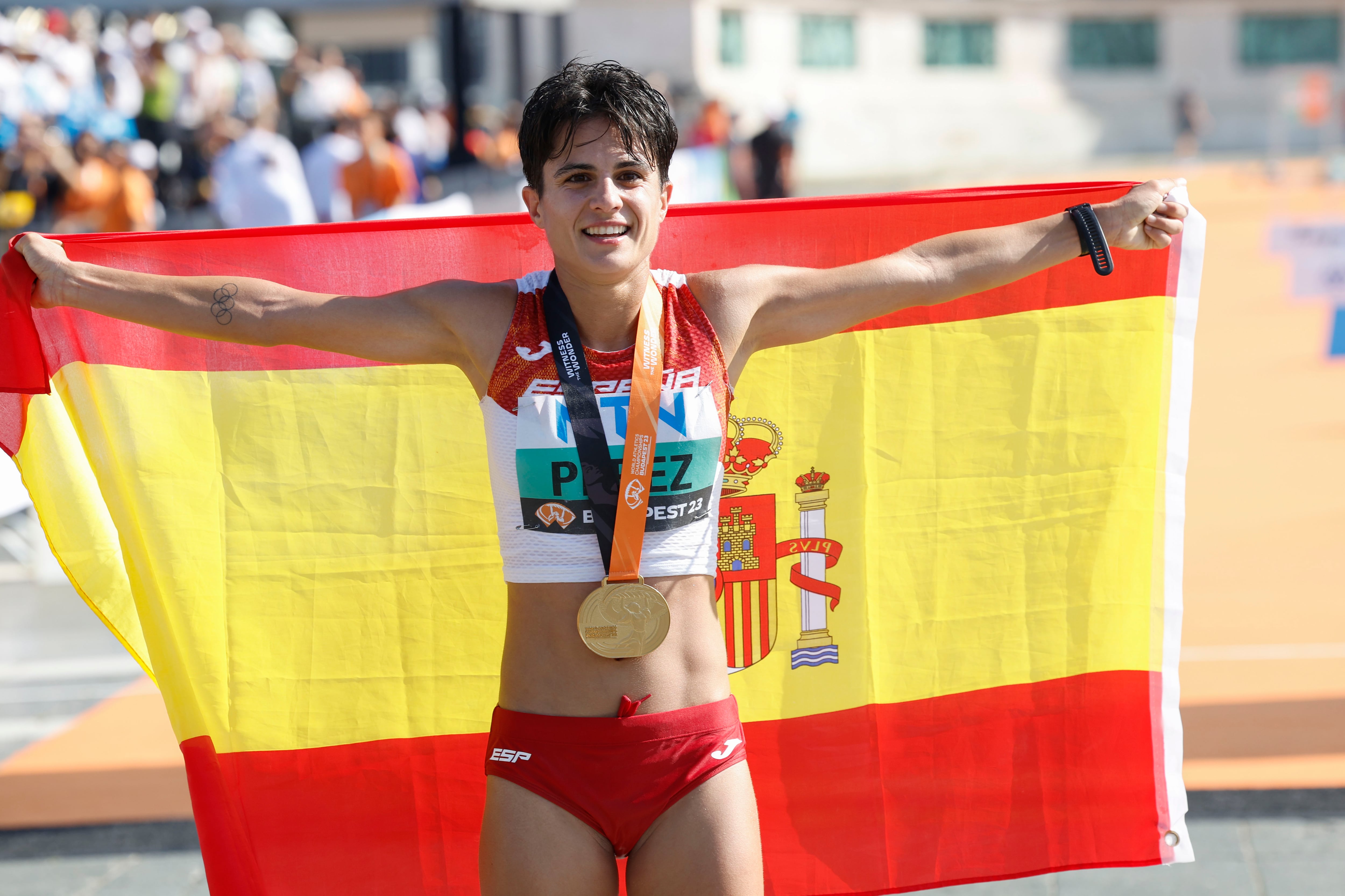 BUDAPEST, 24/08/2023.- La marchadora española María Pérez con la medalla de oro colgada como ganadora de la carrera los 35 kilómetros marcha en la sexta jornada de los Mundiales de atletismo que se disputan en Budapest. EFE/ Javier Etxezarreta
