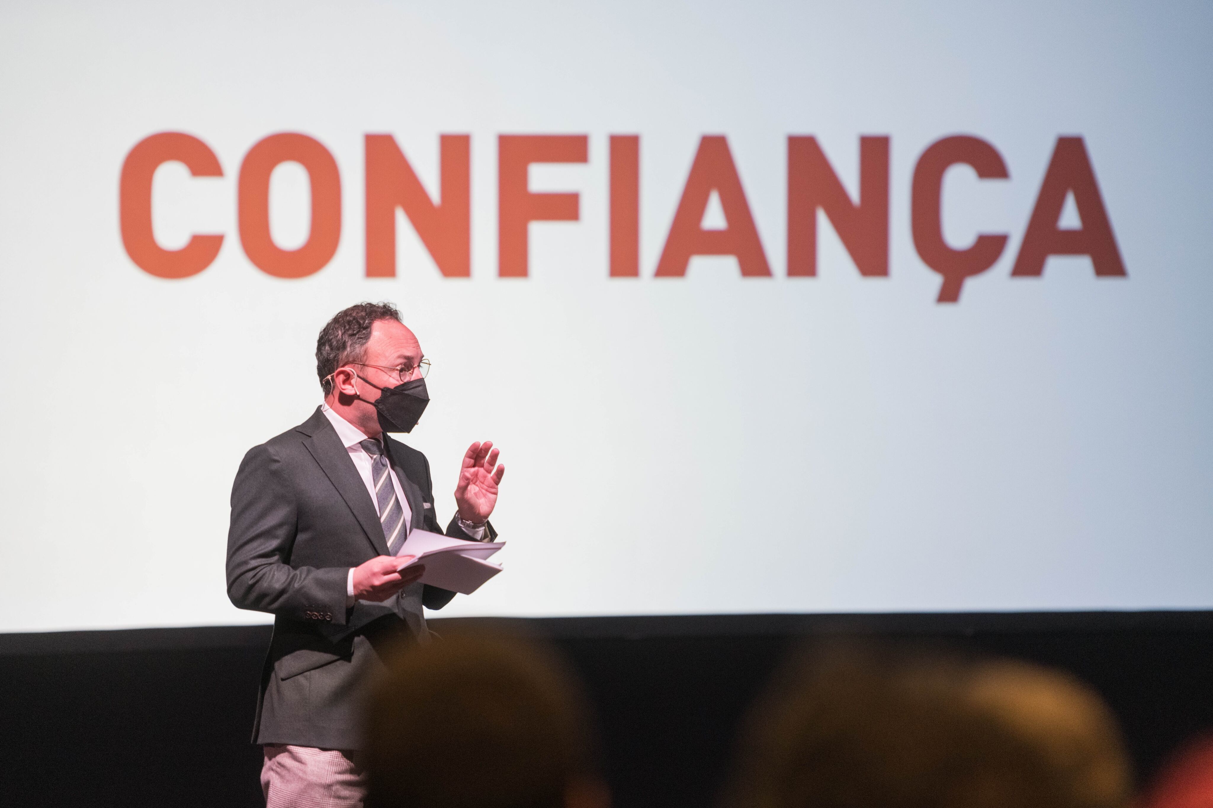 El candidat a la reelecció per Demòcrates, Xavier Espot, presenta l&#039;eslògan de campanya.