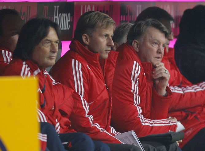 Louis Van Gaal, con gesto serio en el banquillo