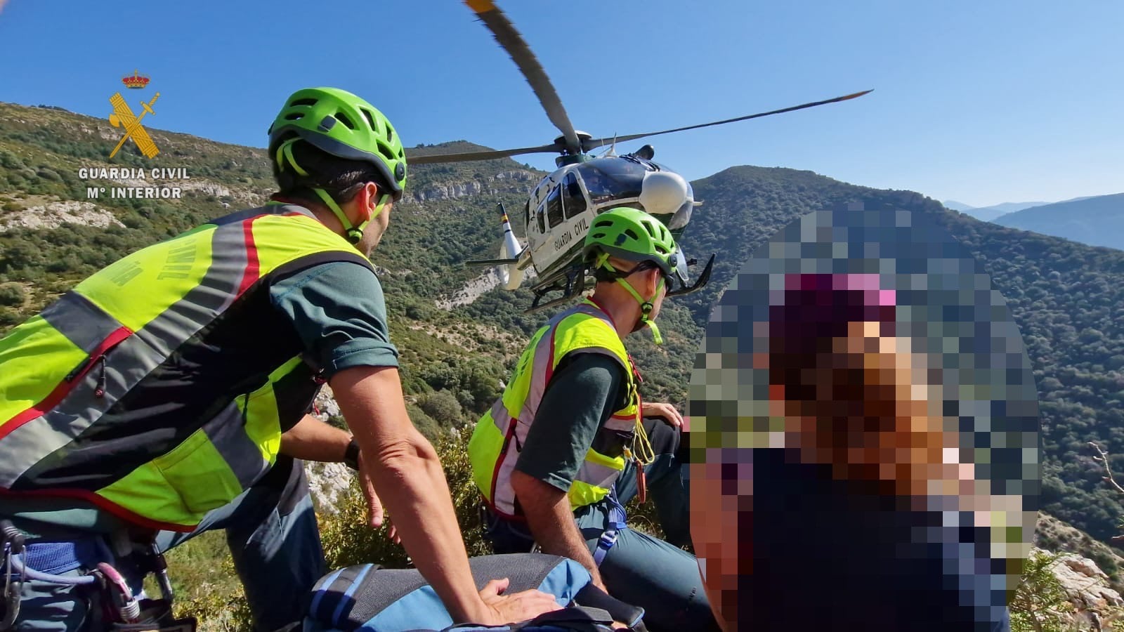 Momento del rescate a la mujer mordida por una serpiente en el Arco de Gratal