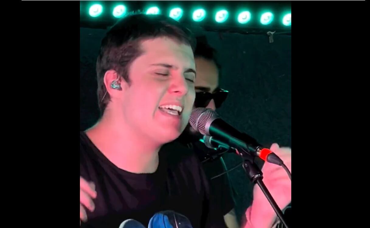 Andrés Ferreiro cantando con su banda Querido en El Náutico