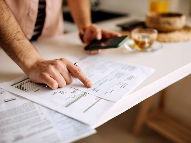 Un contribuyente consulta sus cuentas mientras habla por teléfono.