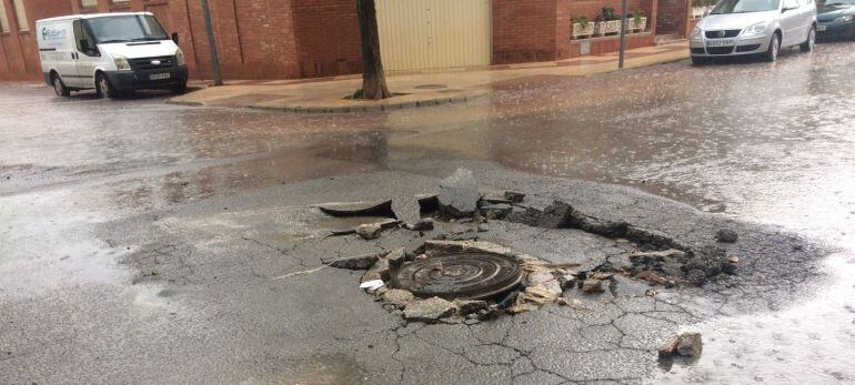 El asfalto dañado tras la lluvia