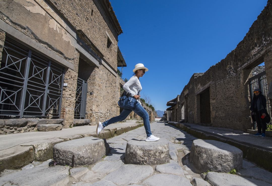 Imagen de una turista en las ruinas de Pompeya.