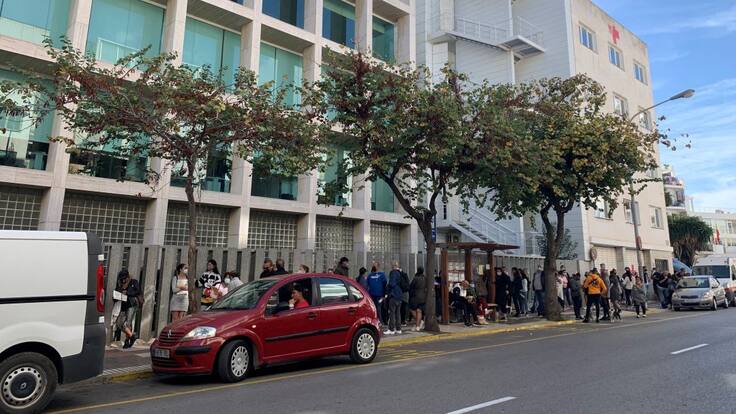 Colas en el Consell de Ibiza para recibir ayudas de entre 1.000 y 1.500 euros para hacer frente a la pandemia