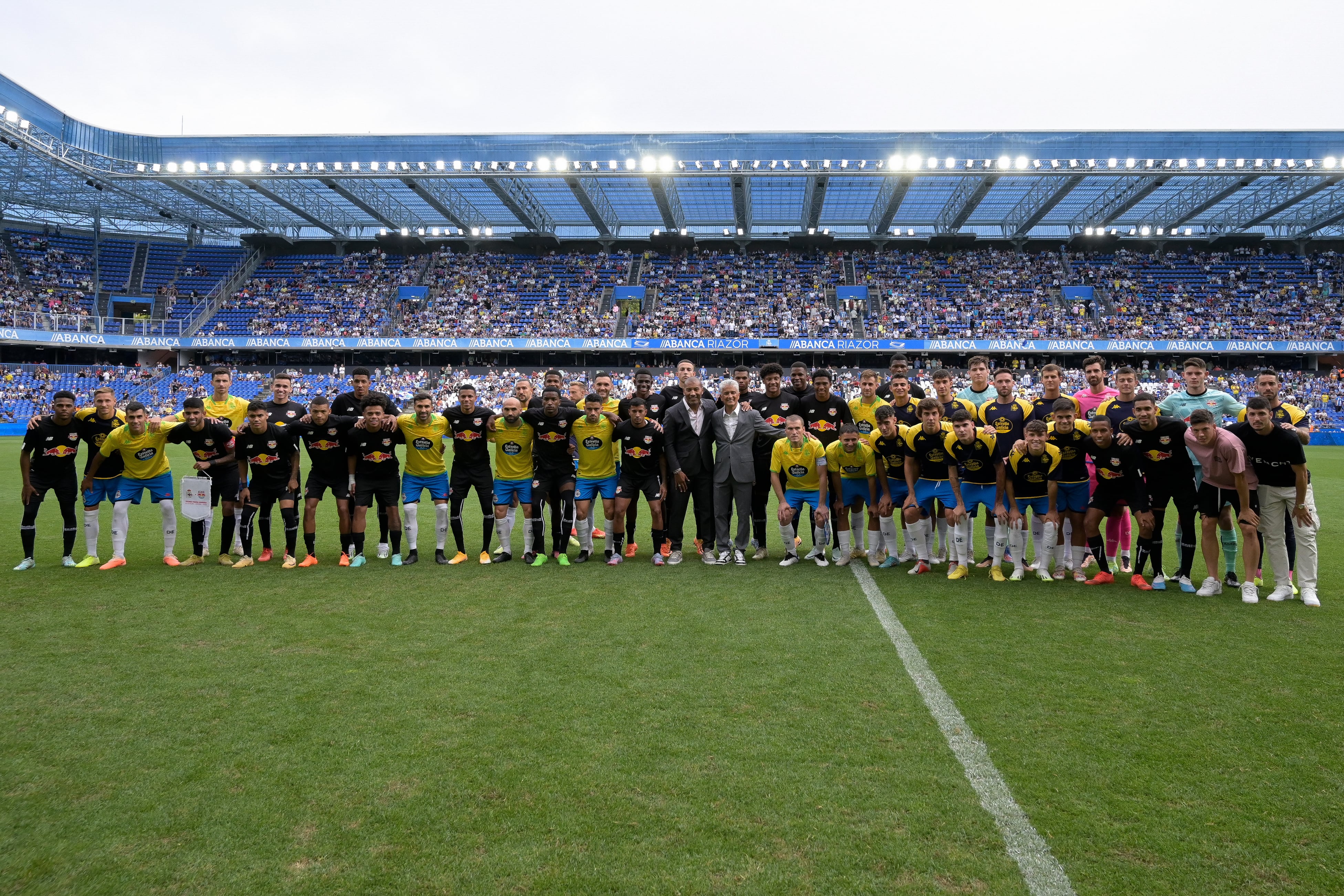 LA CORUÑA, 05/08/2023.- El estadio de Riazor acoge este sábado una edición especial del Trofeo Teresa Herrera ya que el deportivismo homenajea a dos mitos como los brasileños Mauro Silva (c-i) y Bebeto (c) y al canterano que lució el brazalete de capitán estos últimos años: Álex Bergantiños (c-d). EFE/Moncho Fuentes
