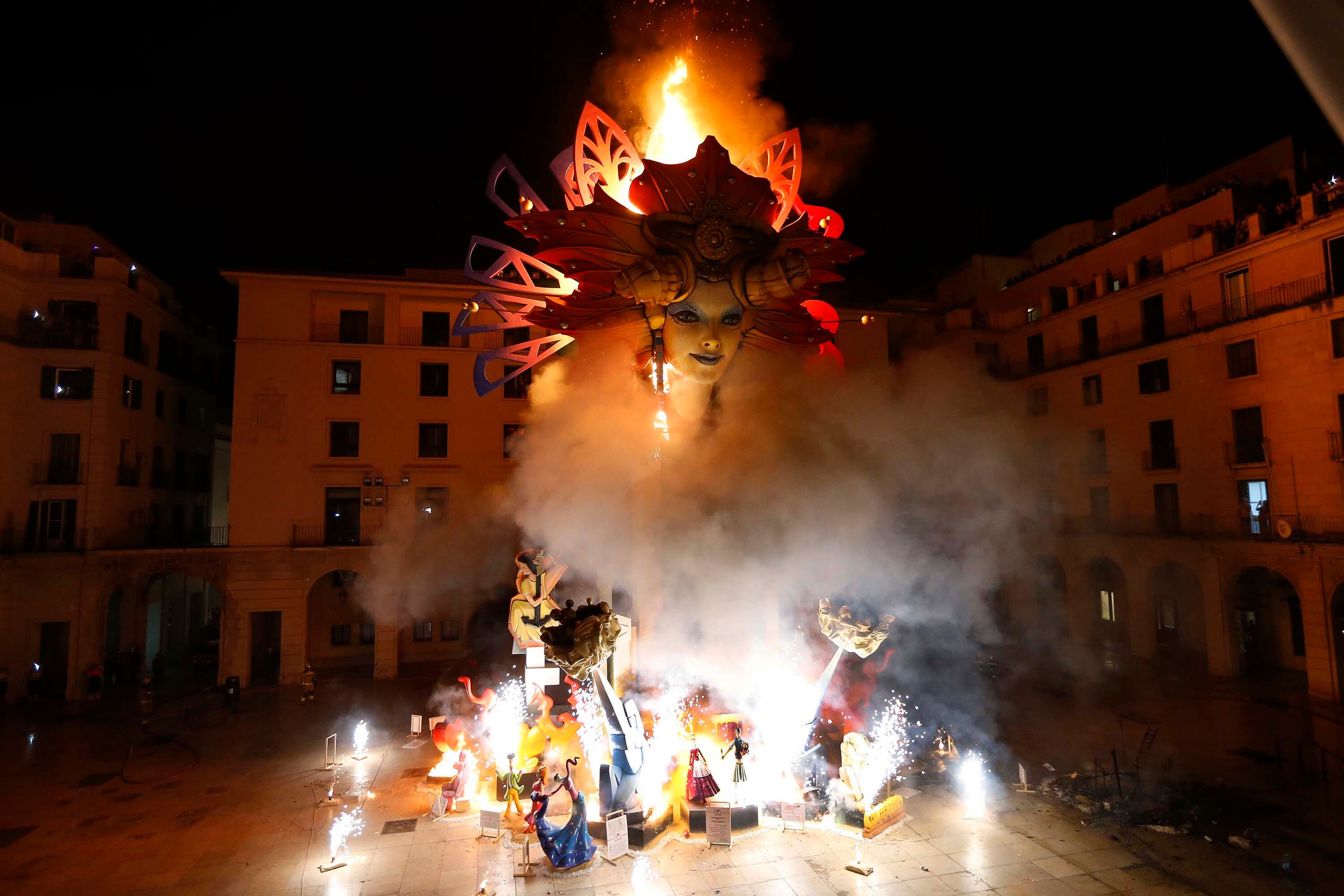 ALICANTE, 24/06/2022.- Un momento de la Cremá de la Hoguera oficial del Ayuntamiento, hoy viernes en Alicante tras las fiestas de San Juan. EFE/Manuel Lorenzo
