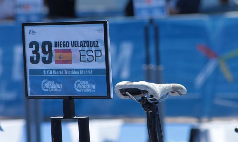 El dorsal de Diego Velázquez en una prueba del Mundial de Triatlón