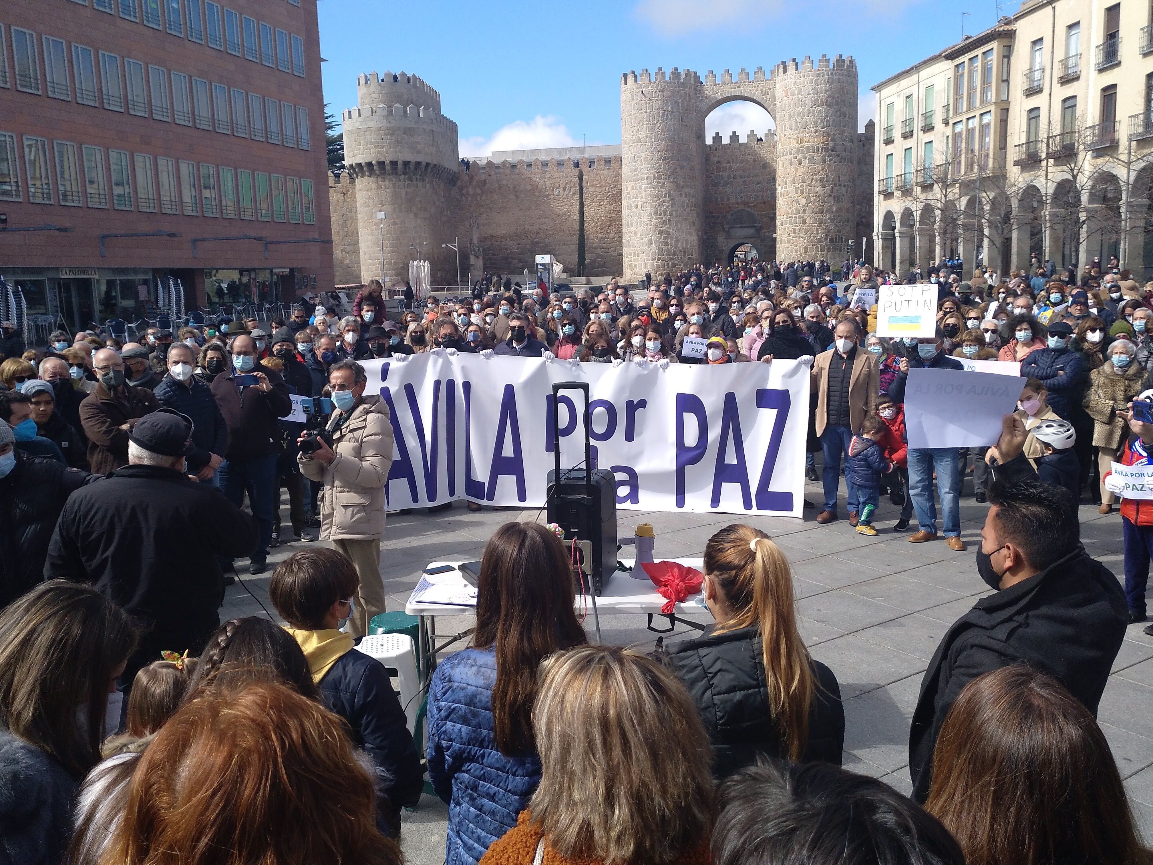 Medio millar de personas se han unido tras la pancarta 'Ávila por la paz' en apoyo a Ucrania