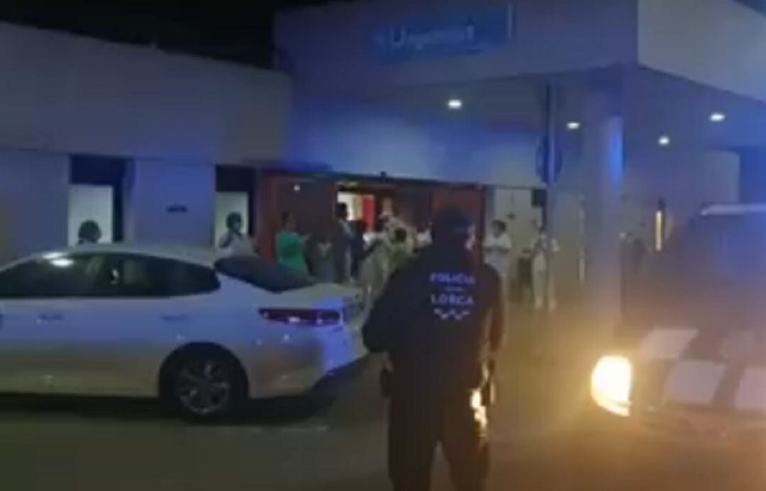 La Policía Local de Lorca a las puertas del hospital