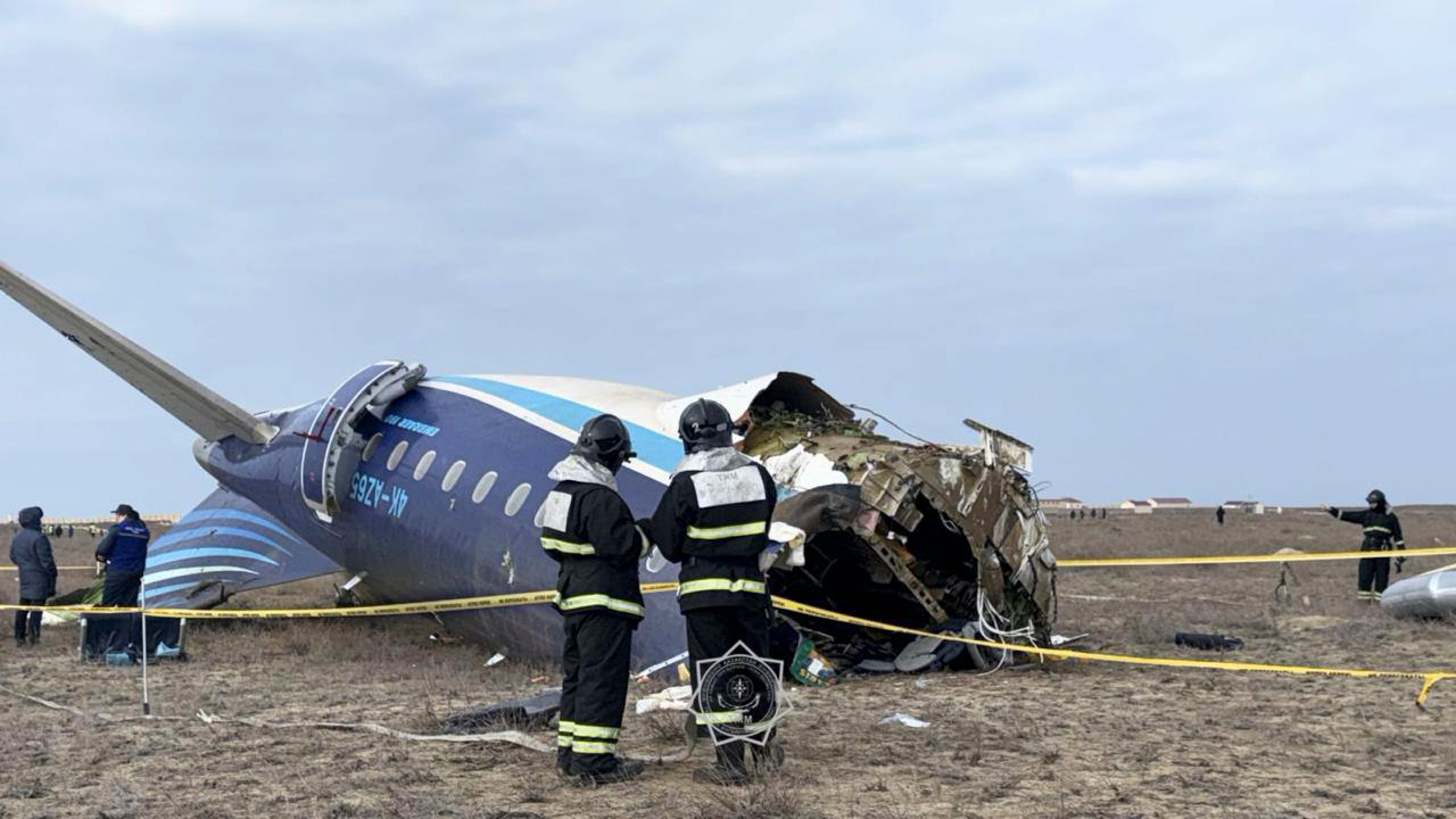 Imagen del avión accidentado cerca de Aktau facilitada por el Ministerio de Emergencias de Kazajistán.