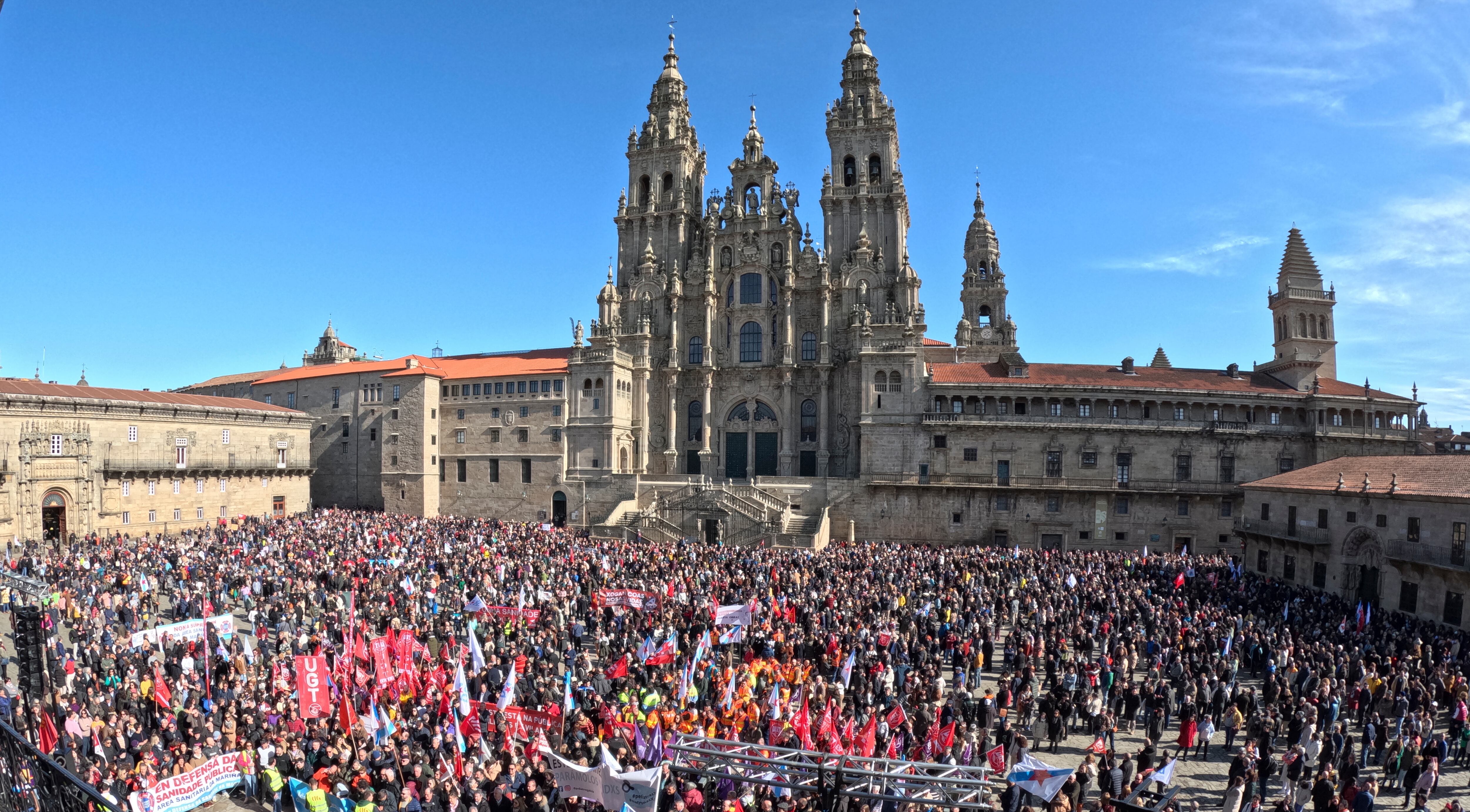 -FOTODELDÍA- SANTIAGO DE COMPOSTELA, 12/02/2023.- Miles de personas, abarrotan la plaza del Obradoiro, convocadas por SOS Sanidade Pública, plataforma que en Galicia agrupa sindicatos, partidos, y organizaciones sociales y profesionales, durante la manifestación contra el colapso de las urgencias en hospitales, el aumento de las listas de espera y en defensa de la atención primaria, esta mañana en Santiago de Compostela EFE/Lavandeira jr
